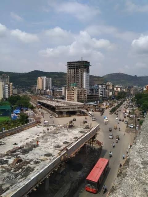 Flyover construction and traffic on Kalyan-Shilphata Road