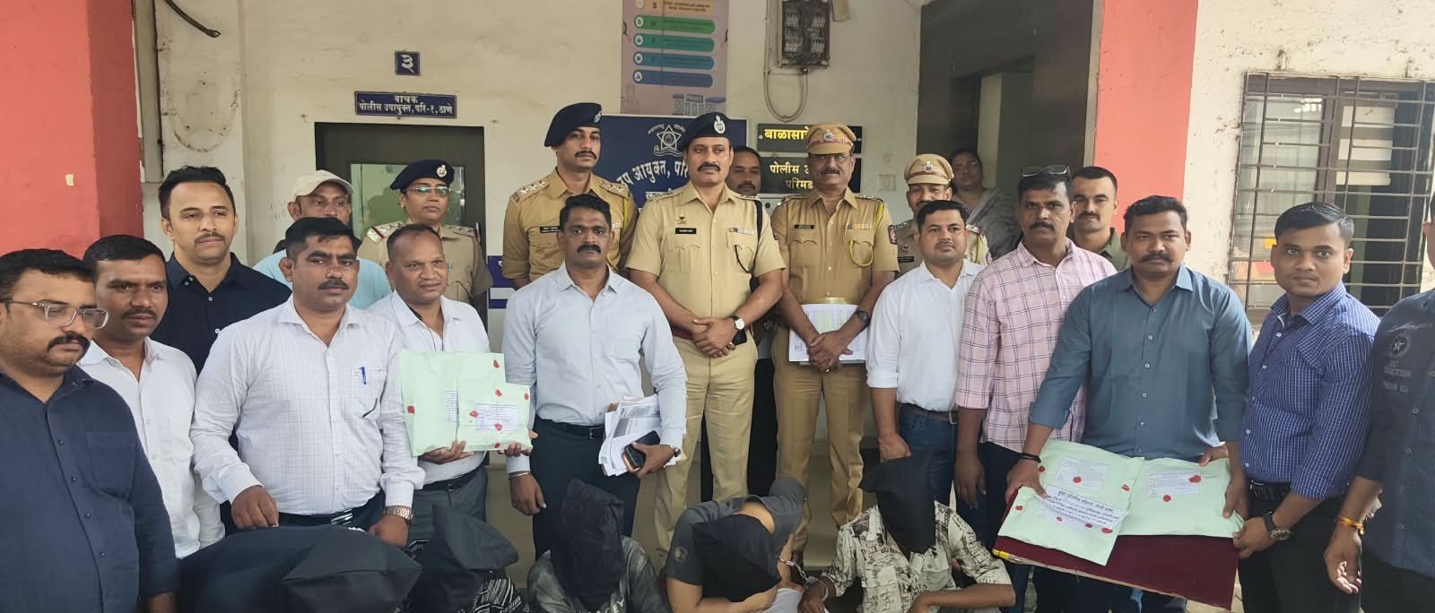Thane police officers with the arrested accused and seized mephedrone